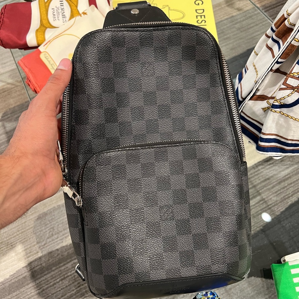 LOUIS VUITTON authentic Avenue sling bag